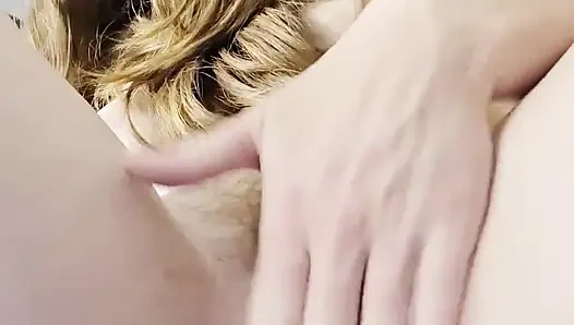 Kızıl saçlı edepsizce konuşuyor ve senden amcığını tokatlayıp ayaklarını ve amını göstermeni istiyor