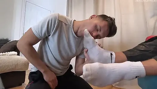 Twink büyük terli ayaklarıma tapıyor