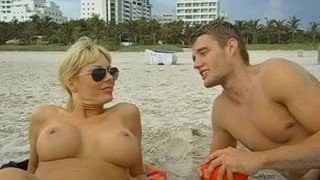 Holly Sampson topless op het strand