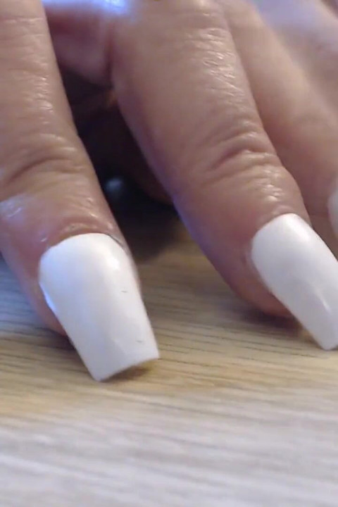 Batendo batendo nas unhas brancas