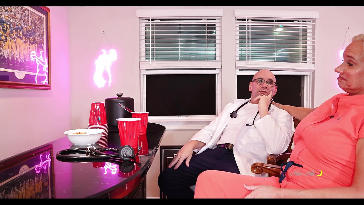 Nina é fodida depois de um turno duro