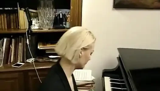 Balerina, sapık bir dans öğretmeni tarafından üçlü ilişkiye ikna edilir