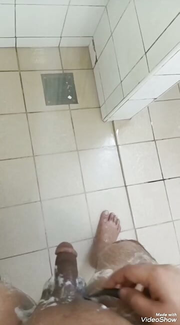 찬물 샤워 속 내 거대한 자지 자위