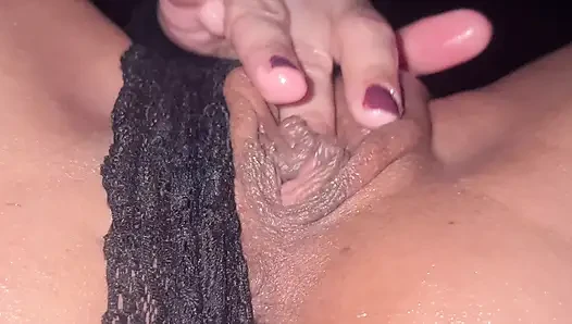 Yakın çekimde amına dildo giriyor. Gerçek bir kadın orgazmı.