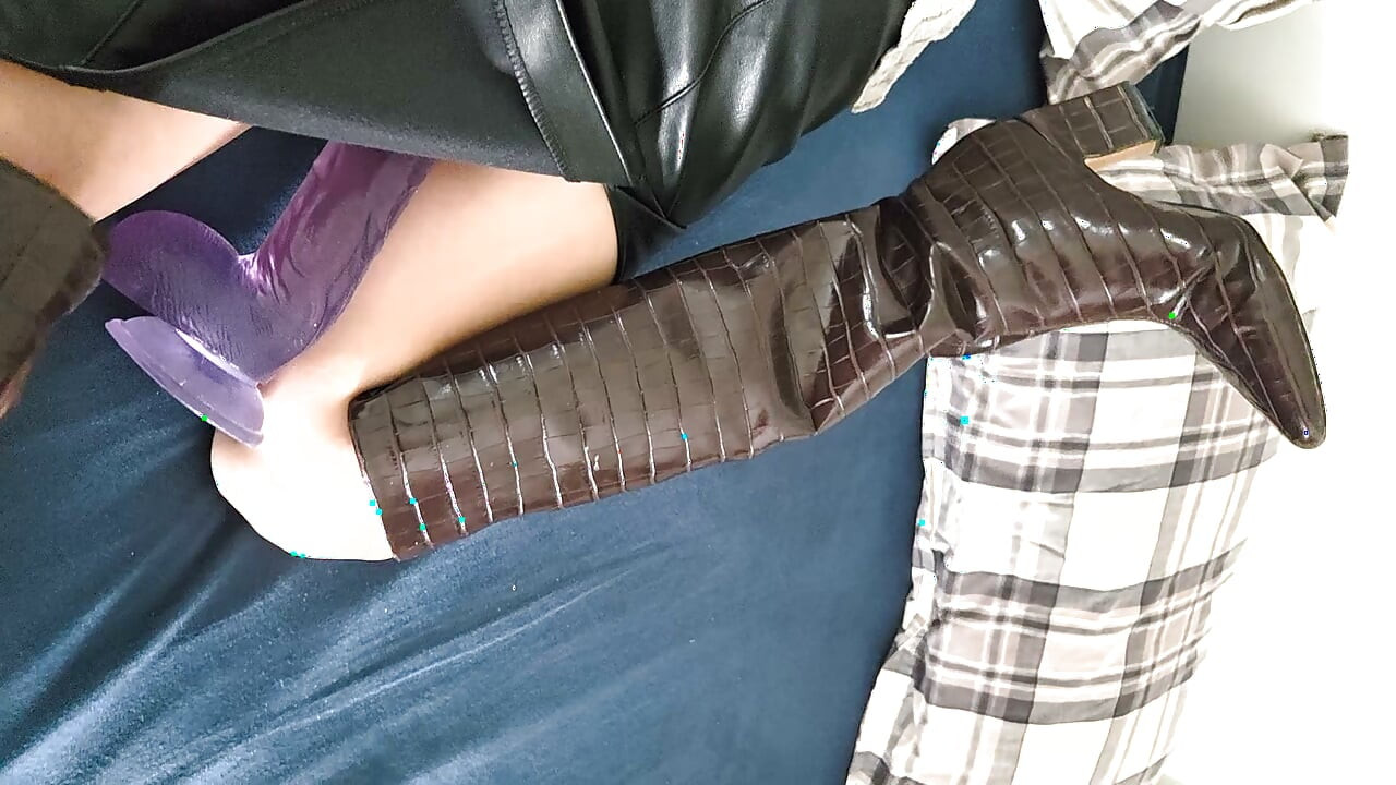 Cô ấy bắt gặp tôi đang đánh bóng đôi boots burgundy size 36 của cô ấy