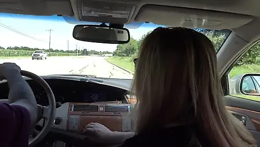 Быстрячок с большим черным членом на заднем седенье