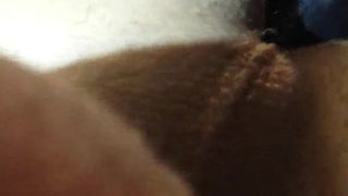 Close -up van grote zwarte lul dildo die mijn gaatje uitrekt