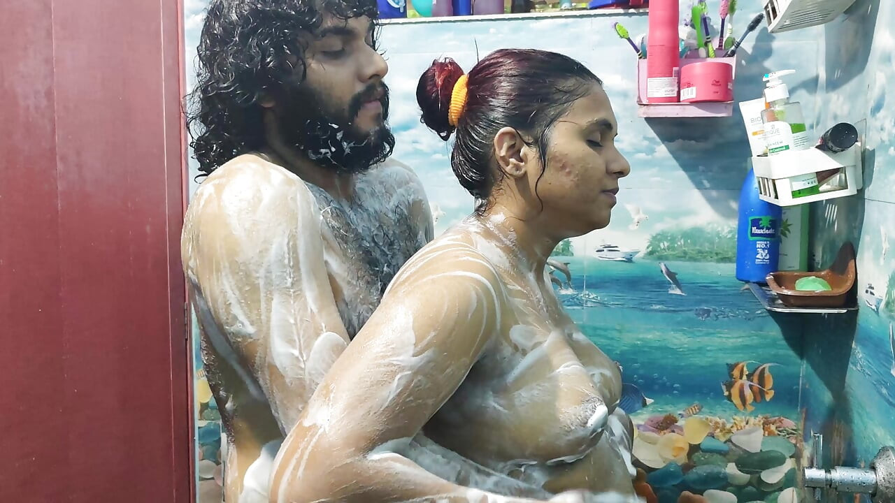 Baño romance con paja y frotar pene en el culo