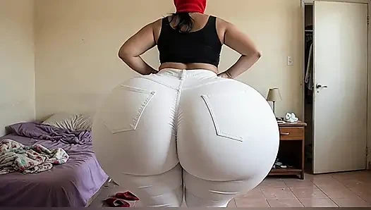 Latina mit dickem arsch twerkt in engen weißen jeans und endet mit weißem tanga