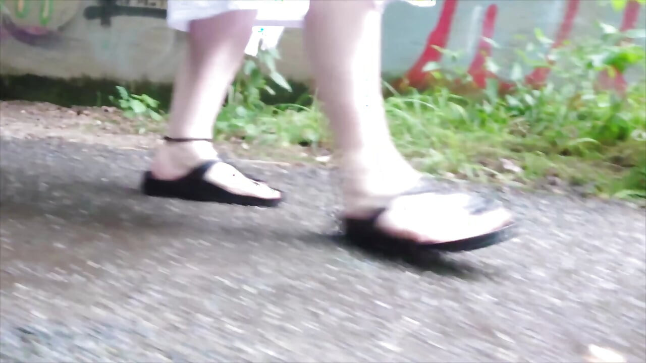 Los Pinos Montanos De Birkenstock Se Divierten En El Charco De Lluvia