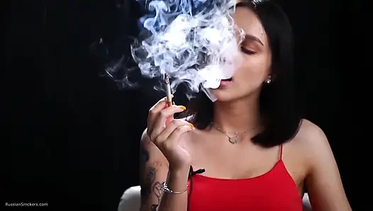 Dua cewek seksi rambut merah lagi asik merokok dua cewek kulit merah 100mm