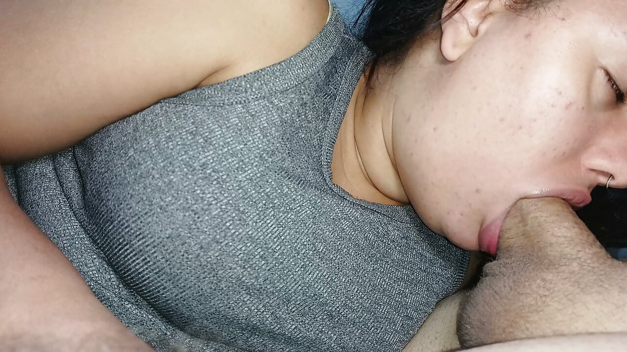 Blowjob bẩn thỉu nhất từ trước đến nay - lưỡi nhỏ không ngừng nghỉ của cô ấy lia qua lia lại hai bên.