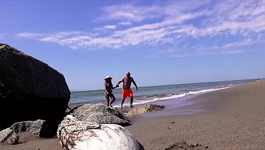 Heiße latina am strand gefickt