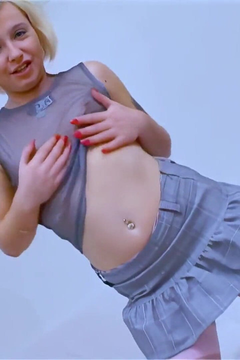Maeva Tânără curvă blondă cu țâțe mici se dezbracă pe canapea