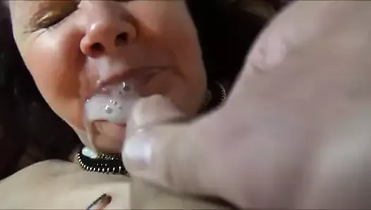 Milf get cum on mouth and dont like it