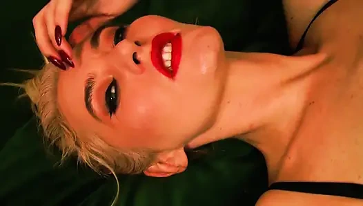 Cinta celana dalam terlalu banyak