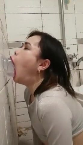 Глубокий минет азиатки с омыванием молоком из жопы в ванной