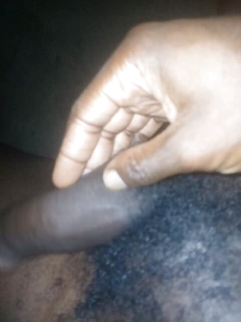 Un gay à grosse bite masturbe une grosse bite brutale en solo, gay avec une grosse bite noire, gay mature extrême