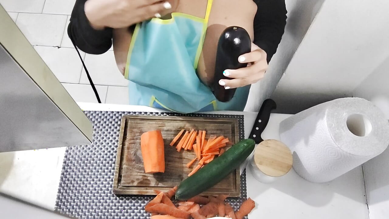 Ich schiebe eine riesige gurke in mein hungriges arschloch - fetisch