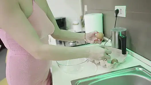 Canı sıkılan sarışın orta yaşlı seksi kadın ateşli ayaklarla yumurtaları eziyor - ayak fetişi ezme!