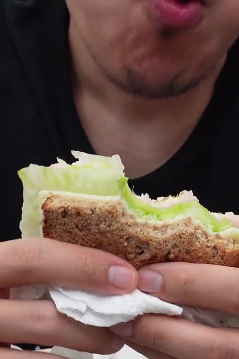 ASMR Azijski tip jede sendvič s doručkom