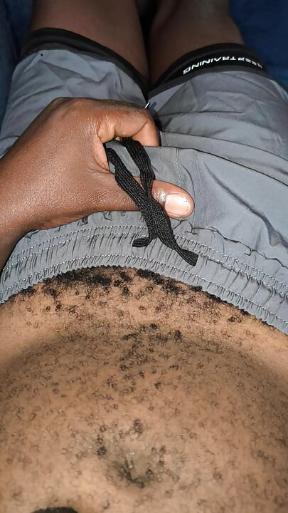 Tard dans la nuit, je me suis réveillé excité et a commencé à taquiner avec m bite bien dure