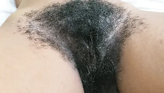 Si cantik dewasa dengan jembut tebal lagi asik muasin memeknya pakai vibrator