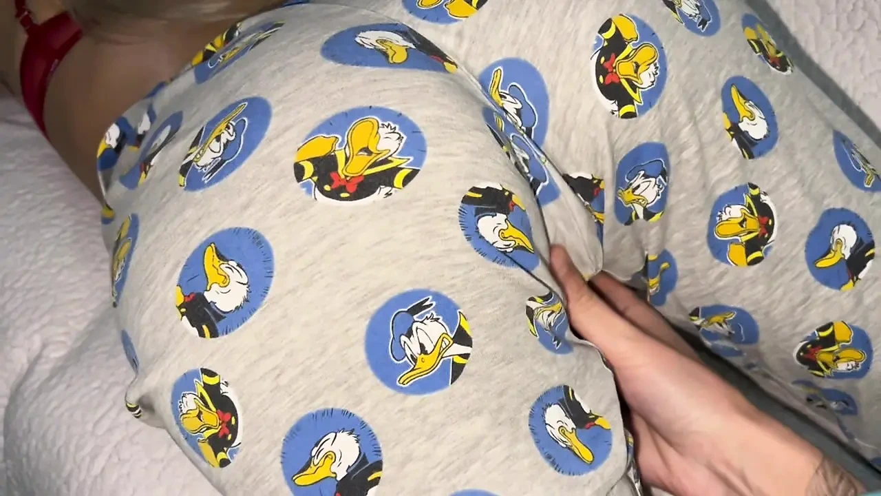 继母躺着看书，帮忙射在她那热辣有力的屁股上