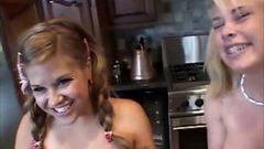 Юные лесбиянки лижут киску в любительском видео