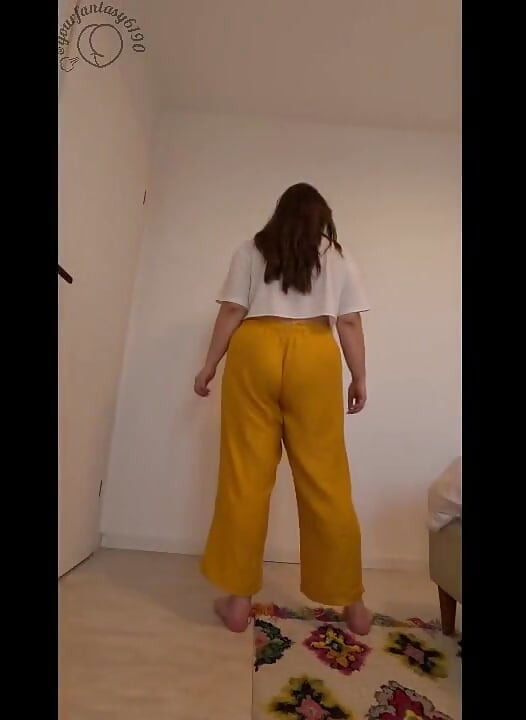 Peidinhos apertando a bunda enquanto tira a roupa