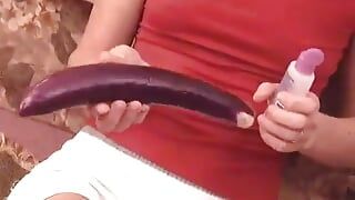 Geile babe masturbeert en gebruikt groenten in haar meid op de vloer