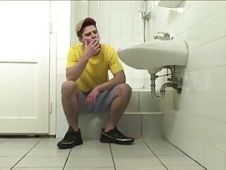 Un ragazzo magro domina il cazzo di un nuovo arrivato arrapato in bagno