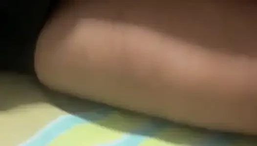 жена получает массаж