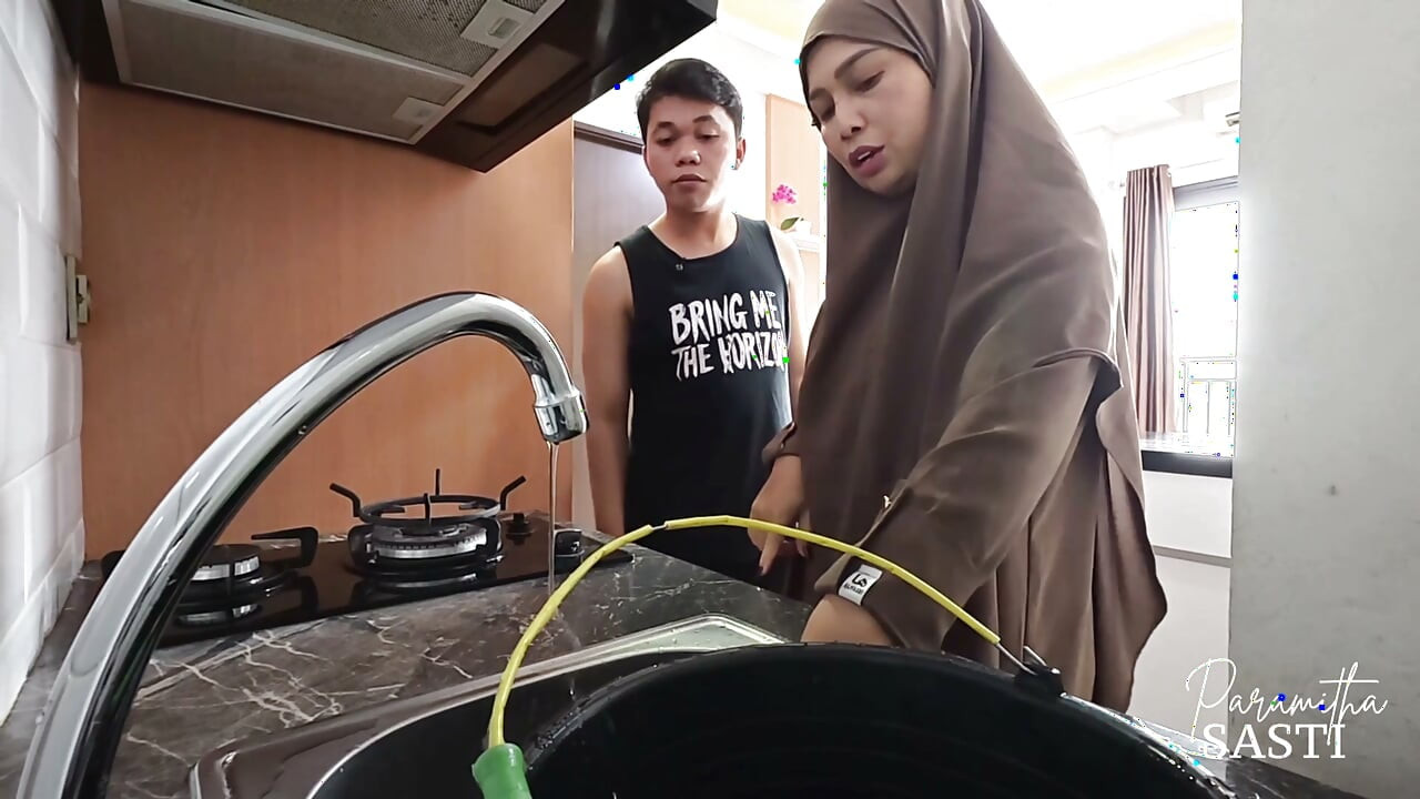 Mi vecina hijab se la follan cuando pide ayuda para solucionar el agua del grifo