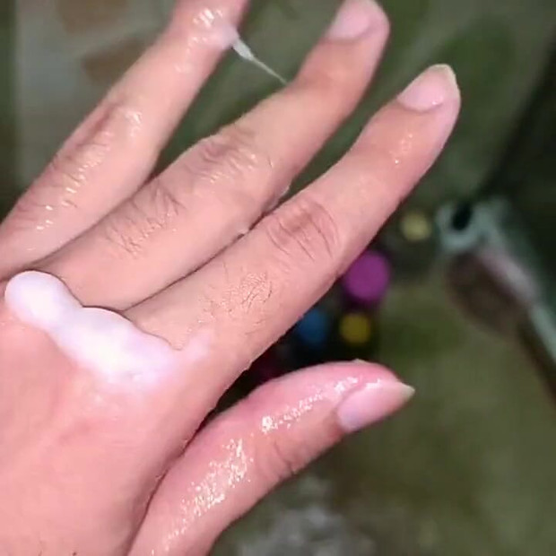 シャワーで冷たいジェルで素早くジャークオフ。私の精液は素晴らしくて濃いです