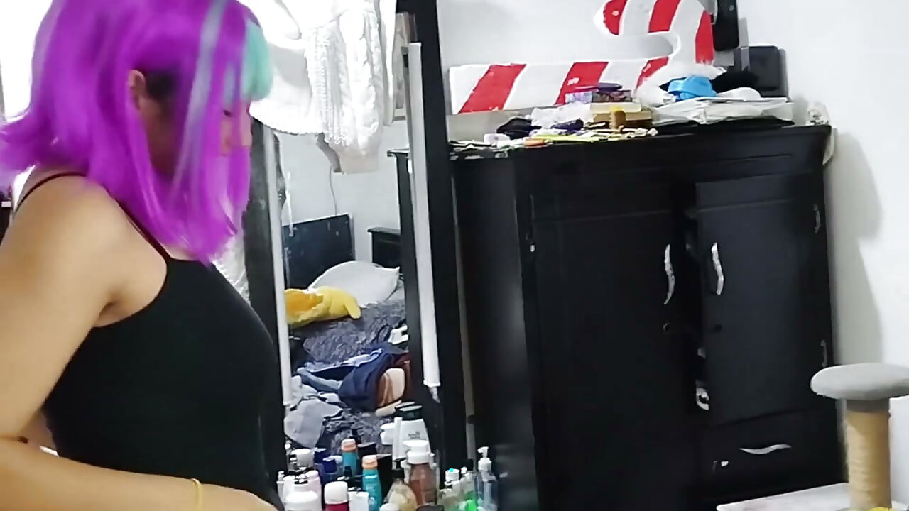 Sisterinlaw'ı web kamerasında yayın yaparken, peruk takarak yakaladım, böylece tanınmayacak. Onu sikmeye karşı koyamadım.