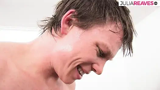 Dövmeli kız gırtlağına kadar sakso çektikten sonra sert sikiş için eğiliyor