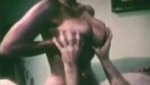 Cewek sange ini lagi asik nyepong kontol
