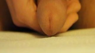 Gros plan sur une bite circoncise avec une éjaculation crémeuse