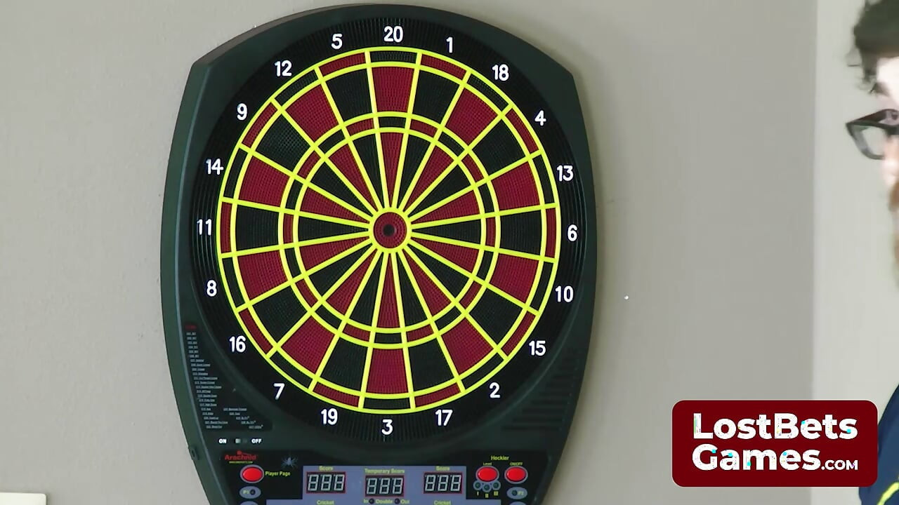 Ez a Strip Darts játék váratlan örömök éjszakáját ígéri