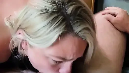 Schmutziges hotwife bekommt eine gesichtsbesamung, nachdem ihre muschi geritten wurde