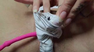Une femme nue utilise un vibromasseur sur sa chatte