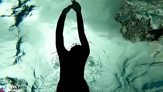 Wetsuit-bondage, meerjungfrau, rutschiger pool kink mit flossen, Seil und tiefem tauchen