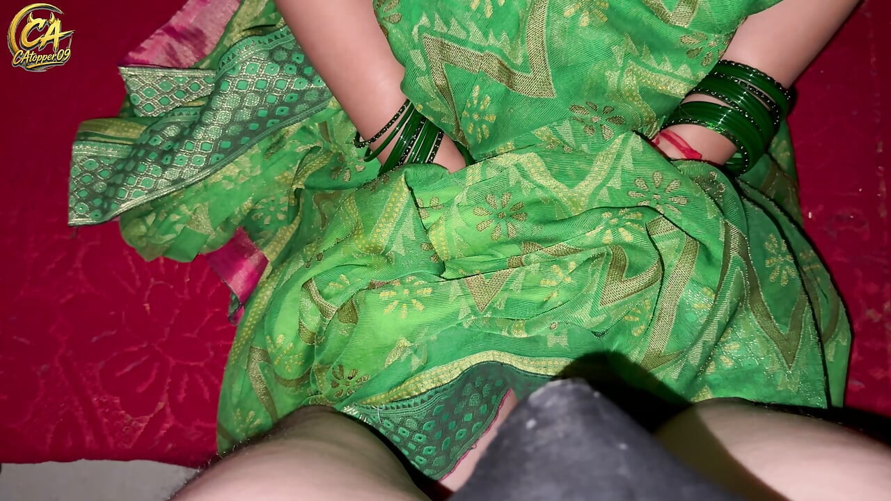 Moglie sexy Shivani fa un caldo sesso romantico in sari con il giovane cognato