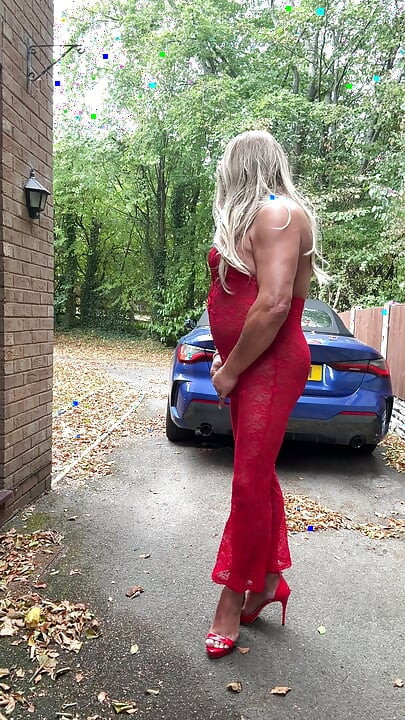 Seksi transvestit kellycd2022 u seksi crvenom kombinezonu i štiklama