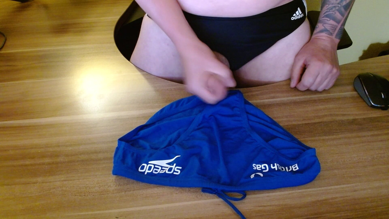 Svrši na speedo i liži spermu