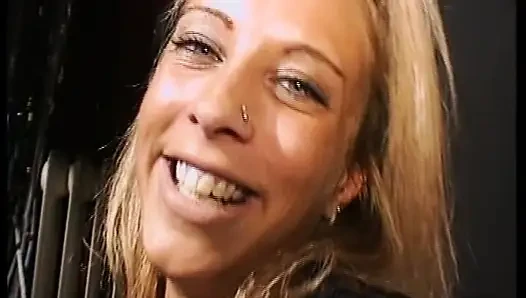 Heiße deutsche MILF lutscht kleinen schwanz und fickt sich mit dildo