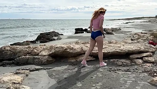 Karanlık kum playa'nın tadını çıkarıyor, kabukları topluyor