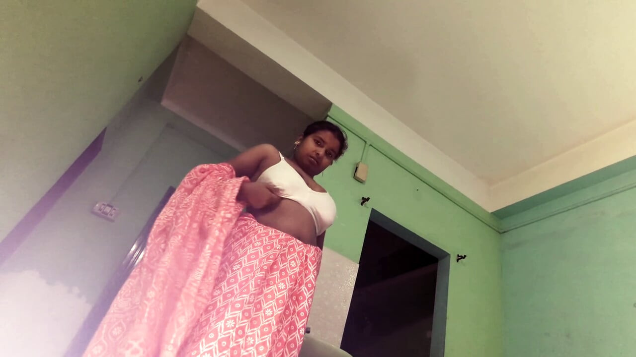 Bhabhi kampung membimbing dalam video seks yang sengit. Tonton Awek Hindi yang cantik bercakap