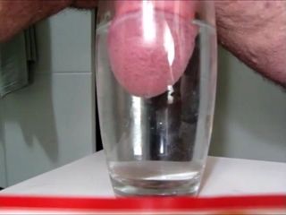 Lange en dikke cumrope in een glas water